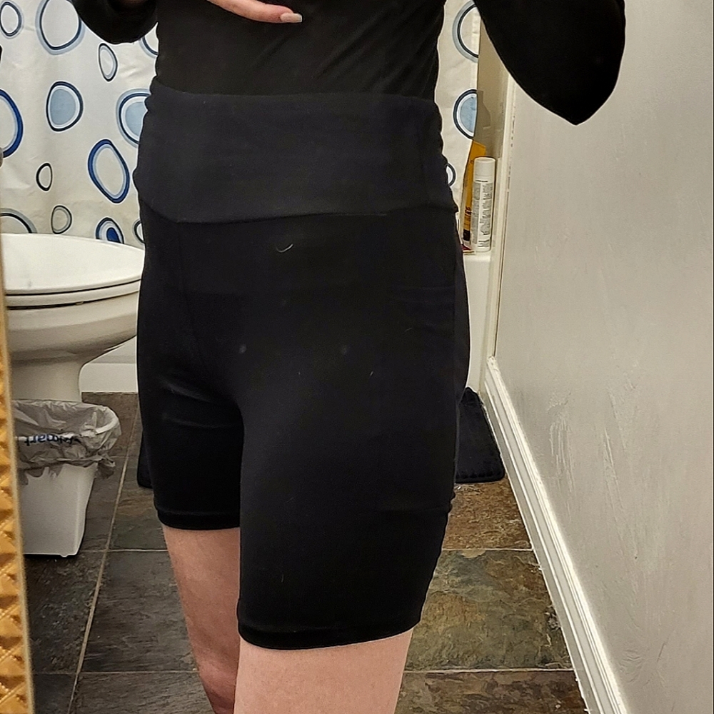 ✨️5/25✨️Black biker shorts with pockets